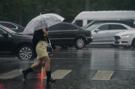 c8ae6_直击北京暴雨 官方建议错峰下班